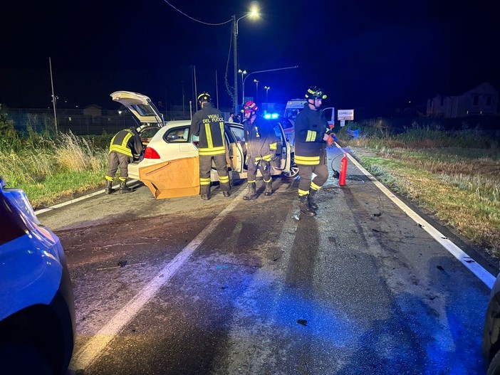 Lomello: auto si schianta contro un palo della luce, feriti due ragazzi