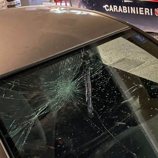 Abbiategrasso: uomo in escandescenza spacca i vetri delle auto in sosta, fermato dai Carabinieri