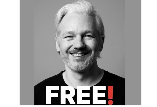 Assange è libero, il fondatore di Wikileaks ha lasciato il Regno Unito Assange è libero, il fondatore di Wikileaks ha lasciato il Regno Unito