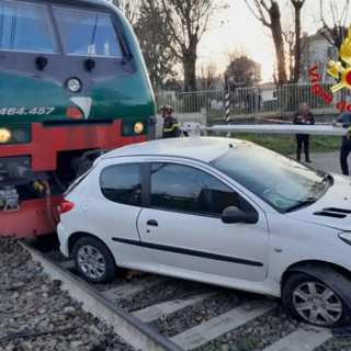 Paura sui binari ad Abbiategrasso: treno contro un’auto, linea ferroviaria interrotta