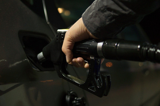 Carburanti sempre più cari: gasolio sopra i 2 euro, benzina a 1,8