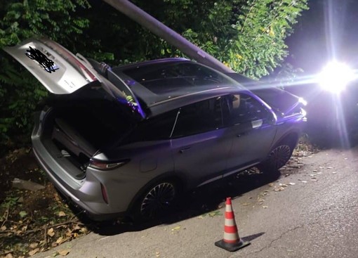 Corbetta: auto contro il palo sulla strada per Battuello