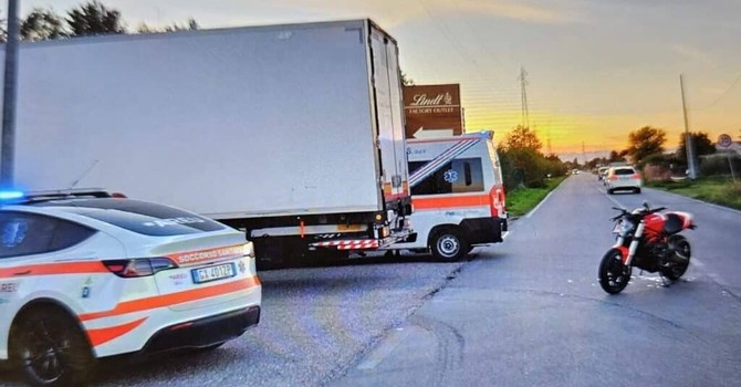 Magenta: scontro camion moto lungo la provinciale per Boffalora, ferito 29enne