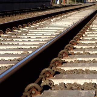 Uomo muore travolto dal treno alla stazione di Legnano. Traffico ferroviario in tilt