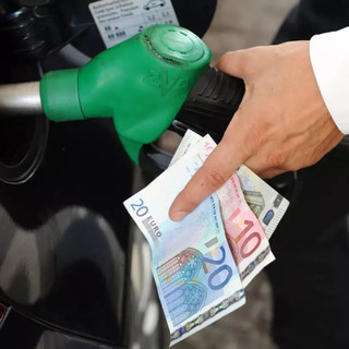 Carburanti, si va verso la proroga al taglio dei prezzi: quanto costano oggi benzina e diesel