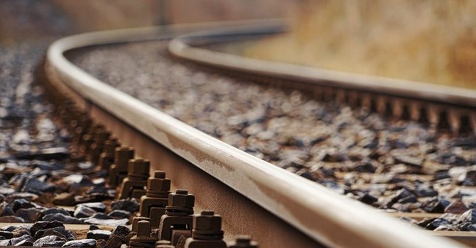 Vigevano, muore una donna travolta dal treno al passaggio a livello