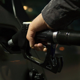 Carburanti sempre più cari: gasolio sopra i 2 euro, benzina a 1,8
