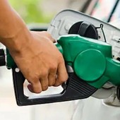 Benzina al livello più basso dal 2023, sale il gasolio ma meno del previsto