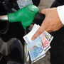 Carburanti, si va verso la proroga al taglio dei prezzi: quanto costano oggi benzina e diesel