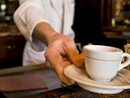 Magentino: consumano nei bar, non pagano e se ne vanno. Allarme tra i commercianti per una coppia di truffatori