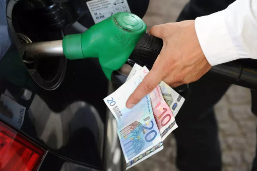 Carburanti, si va verso la proroga al taglio dei prezzi: quanto costano oggi benzina e diesel