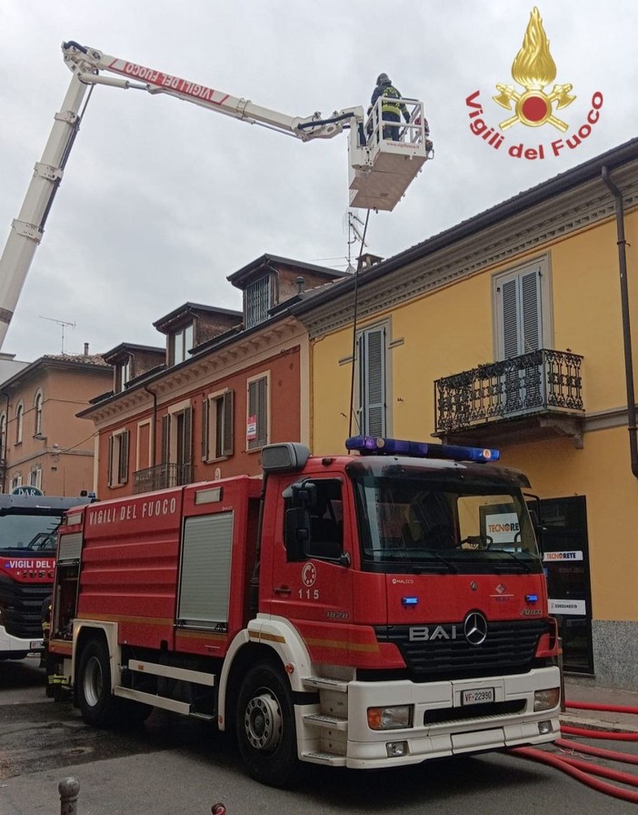 Voghera: incendio su tetto di un'abitazione, in azione i Vigili del fuoco