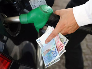 Carburanti, si va verso la proroga al taglio dei prezzi: quanto costano oggi benzina e diesel Carburanti, si va verso la proroga al taglio dei prezzi: quanto costano oggi benzina e diesel