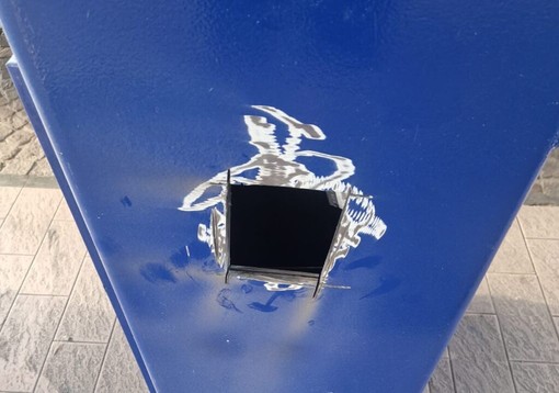 Magenta: ladri al distributore di carburante, tagliata la cassa con il flessibile