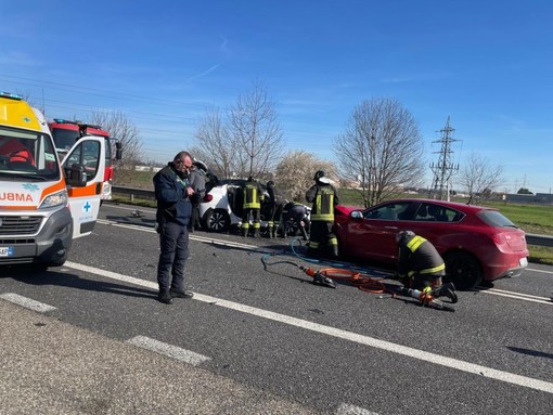 Boffalora-Malpensa, ennesimo incidente nel tratto senza spartitraffico a Marcallo: cinque feriti, ragazza estratta dai Vigili del Fuoco