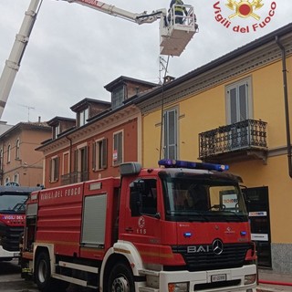 Voghera: incendio su tetto di un'abitazione, in azione i Vigili del fuoco