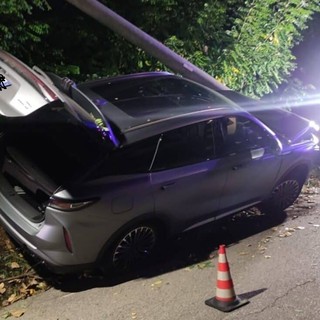 Corbetta: auto contro il palo sulla strada per Battuello