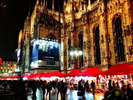 Da oggi a Milano 78 baite di legno in piazza Duomo: arriva Natale