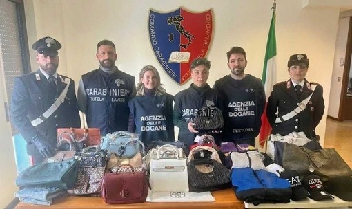 Blitz anticontraffazione a Novara: sequestrati capi griffati falsi e scoperto lavoro nero
