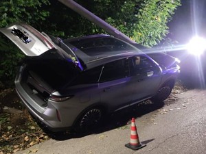 Corbetta: auto contro il palo sulla strada per Battuello