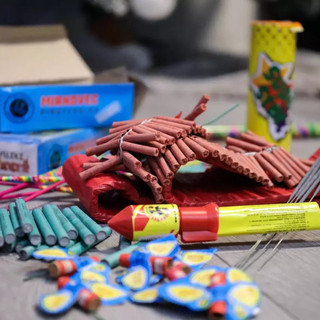 Napoli, perde tre dita per un petardo e quando esce dall'ospedale ne fa esplodere un altro: ferito all'occhio