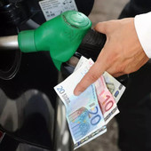 Carburanti, si va verso la proroga al taglio dei prezzi: quanto costano oggi benzina e diesel