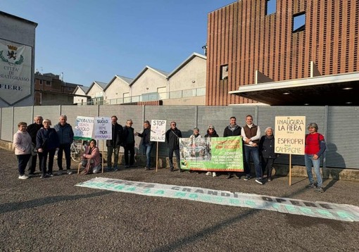 Abbiategrasso: "No tangenziale" in protesta all’inaugurazione della fiera dell’agricoltura Abbiategrasso: "No tangenziale" in protesta all’inaugurazione della fiera dell’agricoltura
