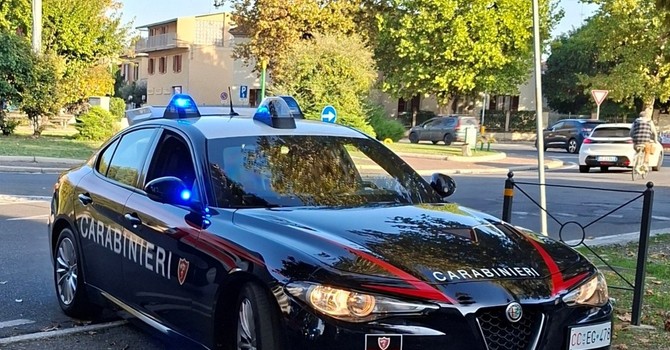 Mede: guarda lo smartphone e vede i ladri in casa: furto sventato a Mede, un arresto