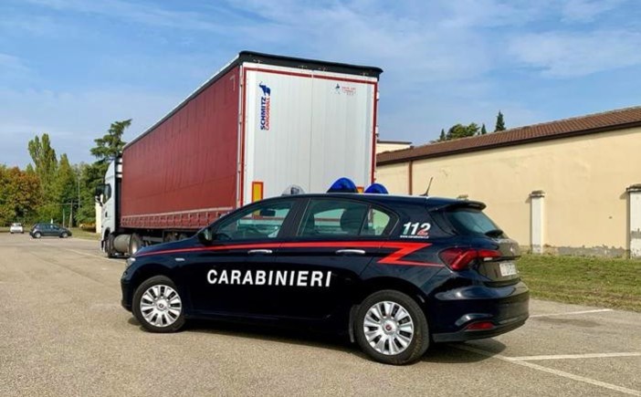 Siziano, i carabinieri sventano furto di cosmetici in una logistica