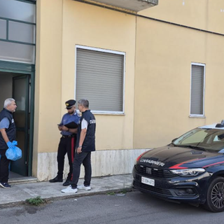 Robbio, aggredisce un 43enne e si nasconde sul balcone del vicino: fermato dai Carabinieri
