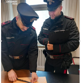 Mortara, scende dal treno con un coltello lungo oltre 30 centimetri: 40enne denunciato dai carabinieri Mortara, scende dal treno con un coltello lungo oltre 30 centimetri: 40enne denunciato dai carabinieri