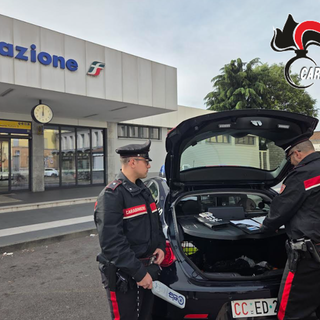 Vigevano, controlli con il metal detector in stazione: i carabinieri denunciano un 30enne per detenzione ai fini di spaccio
