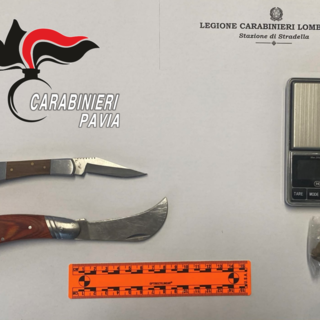 Stradella, lite in strada con un minore: i Carabinieri intervengono e trovano droga, coltelli e un bilancino