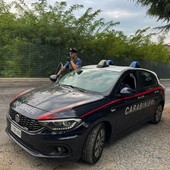 Broni, minaccia la madre con una roncola e si scaglia contro i Carabinieri: arrestato con l’impiego del Taser