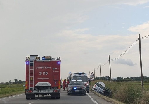 Cerano, auto finisce nel canale lungo la provinciale 4