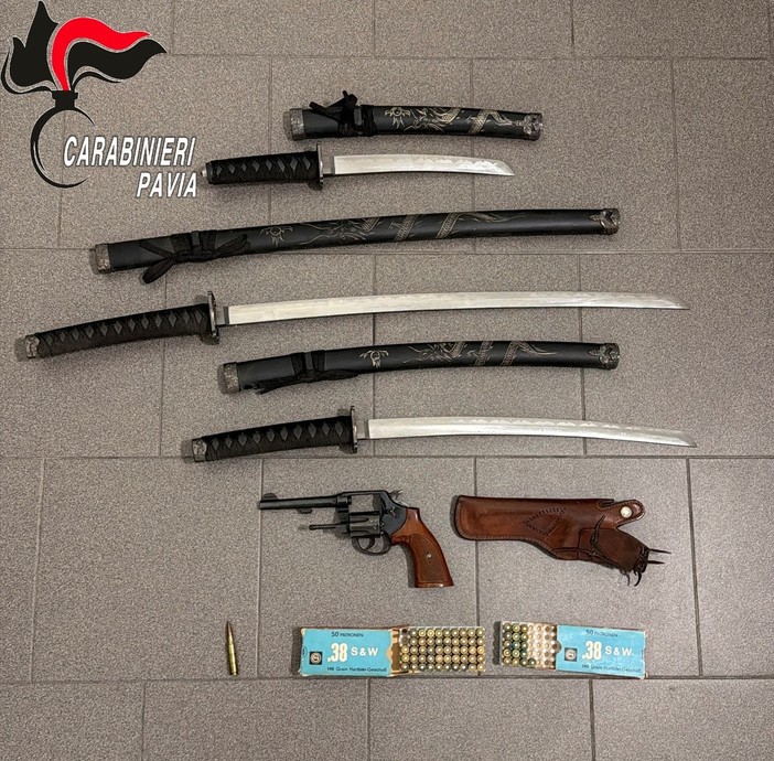 Pavia, i Carabinieri intervengono per lite tra vicini. Un denunciato per possesso illegale di armi