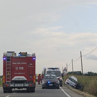 Cerano, auto finisce nel canale lungo la provinciale 4