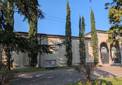 Magenta, ladri al cimitero: sparisce il portafogli da un’auto Magenta, ladri al cimitero: sparisce il portafogli da un’auto