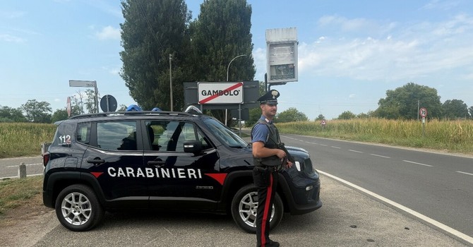 Gambolò, i carabinieri sventano la "truffa dello specchietto": denunciate tre persone e sequestrati documenti falsi Gambolò, i carabinieri sventano la "truffa dello specchietto": denunciate tre persone e sequestrati documenti falsi