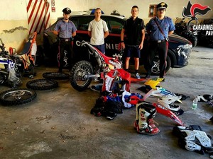 Pieve del Cairo, i carabinieri recuperano tre moto da enduro rubate a Ottobiano: erano nascoste nell'intercapedine di un furgone Pieve del Cairo, i carabinieri recuperano tre moto da enduro rubate a Ottobiano: erano nascoste nell'intercapedine di un furgone