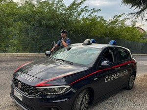 Broni, minaccia la madre con una roncola e si scaglia contro i Carabinieri: arrestato con l’impiego del Taser