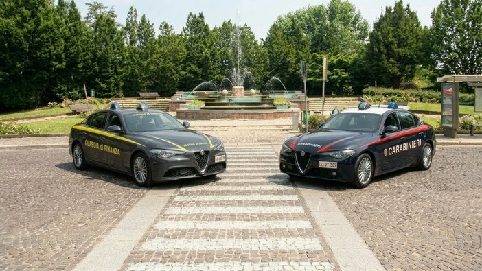 Pavia, furto di cuffiette in centro: carabiniere e finanziere fuori servizio sventano il colpo dopo un inseguimento. Arrestato un giovane Pavia, furto di cuffiette in centro: carabiniere e finanziere fuori servizio sventano il colpo dopo un inseguimento. Arrestato un giovane