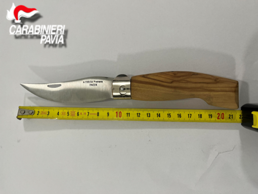 Pavia, controlli alla stazione dei treni. Denunciato per porto abusivo di arma