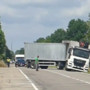 Robecco sul Naviglio, camion fuori strada in via Ugo Foscolo: traffico rallentato ma nessun ferito