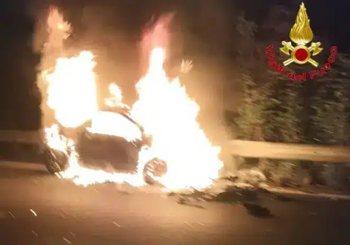 Carpiano, due feriti in un incidente stradale: 27enne estratto dalle fiamme