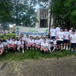 Vigevano, &quot;Corsa contro la fame&quot;: nel cortile della scuola Robecchi, la tradizionale manifestazione-progetto di educazione civica