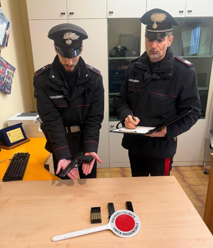 Gambolò, sorpreso con una paletta segnaletica nella propria auto senza motivi giustificati: i carabinieri denunciano un 25enne Gambolò, sorpreso con una paletta segnaletica nella propria auto senza motivi giustificati: i carabinieri denunciano un 25enne