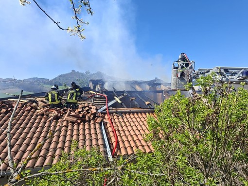 Carabinieri forestali Zavattarello: casa in fiamme, messa in salvo una donna
