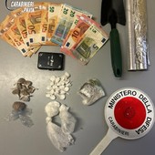 Casei Gerola, si nascondono nei sedili dell'auto alla vista dei Carabinieri: trovati  oltre 70 grammi di droga