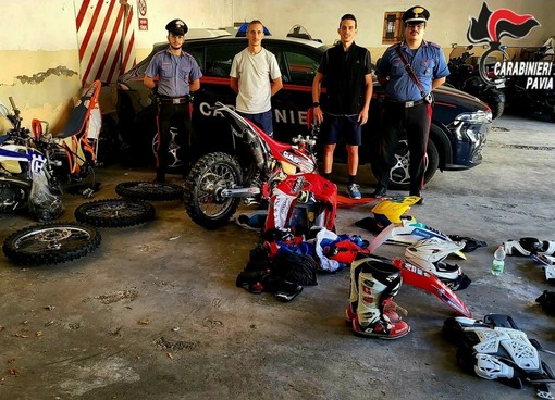 Pieve del Cairo, i carabinieri recuperano tre moto da enduro rubate a Ottobiano: erano nascoste nell'intercapedine di un furgone Pieve del Cairo, i carabinieri recuperano tre moto da enduro rubate a Ottobiano: erano nascoste nell'intercapedine di un furgone
